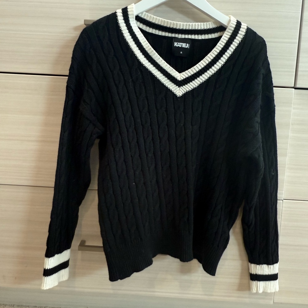 Katie j nyc girls v-neck sweater euc
